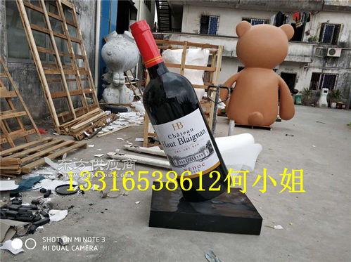 創意傾斜擺放紅酒瓶玻璃鋼雕塑