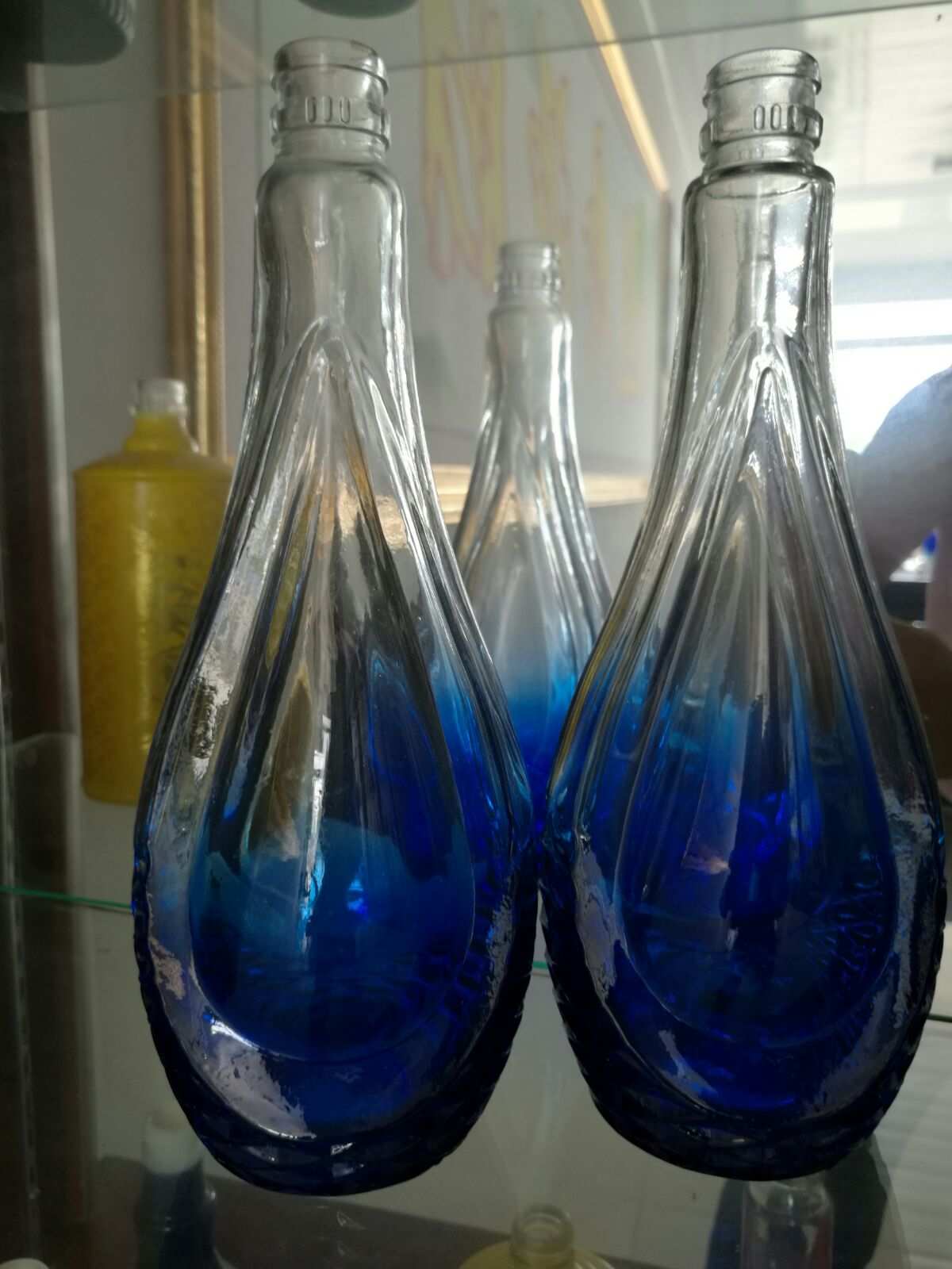 恒信《酒瓶噴涂烤花廠》專注多年,專業(yè)從事酒瓶噴涂和烤花.